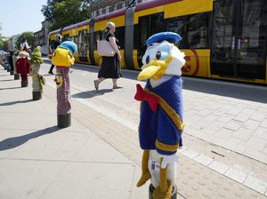 Unik! Tiang Pembatas Jalan di Polandia Ini Pakai Kostum Karakter Unik! Tiang Pembatas Jalan di Polandia Ini Pakai Kostum Karakter