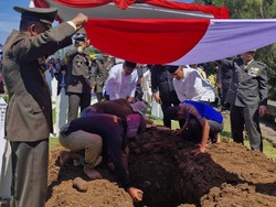 Mantan Gubernur Jabar HR Nuriana Dimakamkan di TMP Cikutra