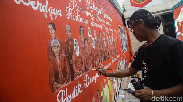 Membuat Mural Sambut Hari Kebaya Nasional