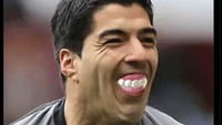 Dugaan Luis Suarez mau menggigit lawan sontak membuat meme-meme bermunculan. Foto: dok. Internet/X (Twitter)