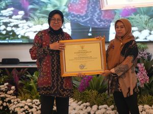 Mensos Risma Beri Bantuan Pendidikan untuk Siswa SD Cikuya 1 yang Viral