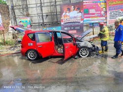 Didorong Saat Mogok, Mobil Livina Malah Terbakar di Bawah Flyover Palur