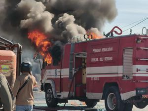Eksekusi Lahan dan Bangunan di Deli Serdang Ricuh, Massa Bakar Mobil Damkar