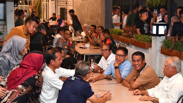 Momen Jokowi nikmati malam di sebuh kafe di Lampung.