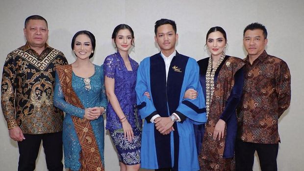 Momen wisuda Azriel Hermansyah