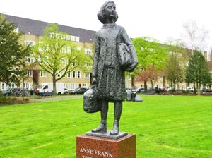 Patung Anne Frank Jadi Korban Vandalisme, Tertulis Nama Gaza Patung Anne Frank Jadi Korban Vandalisme, Tertulis Nama Gaza