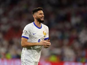 Au Revoir, Giroud Au Revoir, Giroud