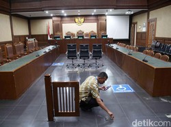 Ricuh Seusai Sidang SYL: Pagar Pembatas Sidang Roboh, Wartawan Ditendang