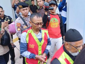4 Koruptor Proyek Sentra Kuliner Sukodadi Lamongan Dijebloskan Tahanan 4 Koruptor Proyek Sentra Kuliner Sukodadi Lamongan Dijebloskan Tahanan