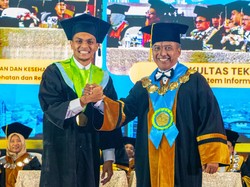 Usai Diwisuda di Unesa, Pemain Timnas Rachmat Irianto Langsung Ditawari S2