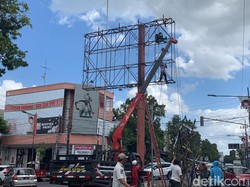 Sejumlah Papan Reklame Jumbo di Kota Blitar Mendadak Dibongkar Satpol PP