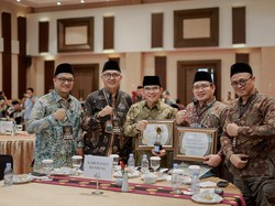 Dukung Pengelolaan Zakat Daerah, Bupati Bandung Raih Anugerah dari BAZNAS
