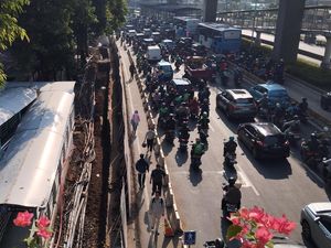 Penumpang TransJ di Patra Kuningan Tunggu Bus 20-30 Menit Imbas Macet