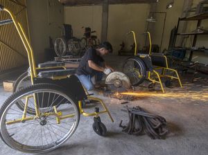 Perajin di Sukoharjo Produksi Kursi Roda Adaptif Standar WHO