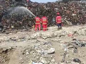 TPA Suwung Kembali Terbakar, 5 Mobil Damkar Dikerahkan TPA Suwung Kembali Terbakar, 5 Mobil Damkar Dikerahkan