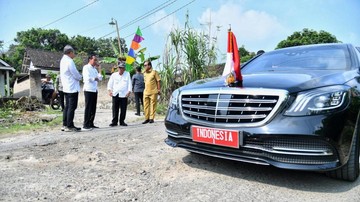 Momen Jokowi Turun dari Mobil dan Cek Jalan Rusak di Lampung Selatan