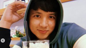 Seru! Jirayut Coba Masak Sendiri hingga Santai Minum Thai Tea