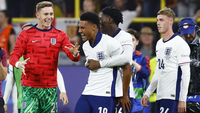 Soccer Football - Euro 2024 - Semi Final - Netherlands v England - Dortmund BVB Stadion, Dortmund, Germany - July 10, 2024  Englands Ollie Watkins, Kobbie Mainoo, Cole Palmer and Dean Henderson celebrate after the match REUTERS/Piroschka Van De Wouw