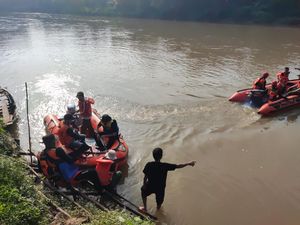 Lompat dari Atas Sungai Ogan untuk Berenang, Bocah 8 Tahun Hilang Tenggelam Lompat dari Atas Sungai Ogan untuk Berenang, Bocah 8 Tahun Hilang Tenggelam