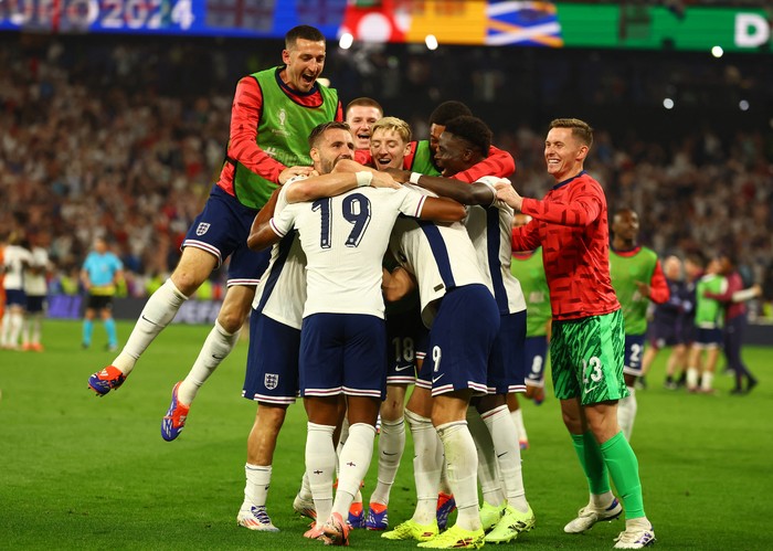 Soccer Football - Euro 2024 - Semi Final - Netherlands v England - Dortmund BVB Stadion, Dortmund, Germany - July 10, 2024  Englands Ollie Watkins celebrates with teammates after the match REUTERS/Kai Pfaffenbach