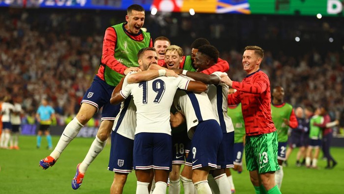 Soccer Football - Euro 2024 - Semi Final - Netherlands v England - Dortmund BVB Stadion, Dortmund, Germany - July 10, 2024  Englands Ollie Watkins celebrates with teammates after the match REUTERS/Kai Pfaffenbach