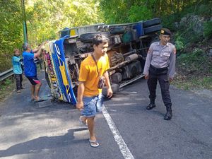 Truk Pakan Ternak Terguling di Tanjakan Dlingo, 2 Orang Luka