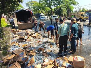 Truk Muat Air Mineral Terbalik di Kota Pasuruan, 3 Orang Dilarikan ke RS Truk Muat Air Mineral Terbalik di Kota Pasuruan, 3 Orang Dilarikan ke RS