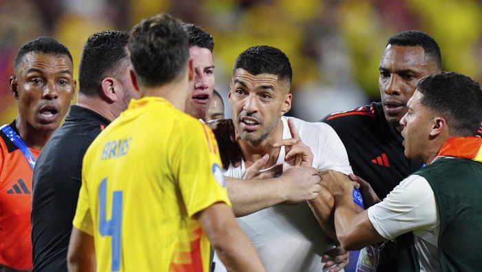 Uruguays Luis Suarez argues with Colombias Santiago Arias after their Copa America semifinal soccer match in Charlotte, N.C., Wednesday, July 10, 2024. (AP Photo/Jacob Kupferman)