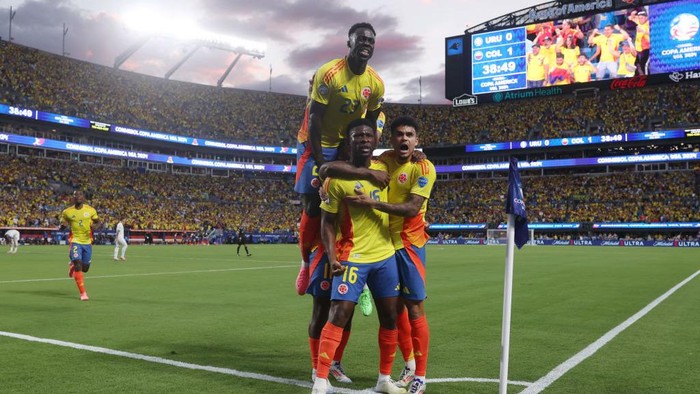 CHARLOTTE, NORTH CAROLINA - JULY 10: Jefferson Lerma of Colombia celebrates with teammates after scoring the teams first goal during the CONMEBOL Copa America 2024 semifinal match between Uruguay and Colombia at Bank of America Stadium on July 10, 2024 in Charlotte, North Carolina. (Photo by Tim Nwachukwu/Getty Images)