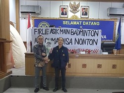 Sindir Firli, BEM Unud Beri Hadiah Raket Badminton ke KPK