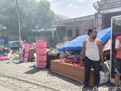 Warga Semburat Keluar Rumah Saat Api Lalap Pabrik Spons Driyorejo Gresik