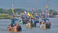 Kemeriahan Tradisi Sedekah Laut di Pantai Tawang