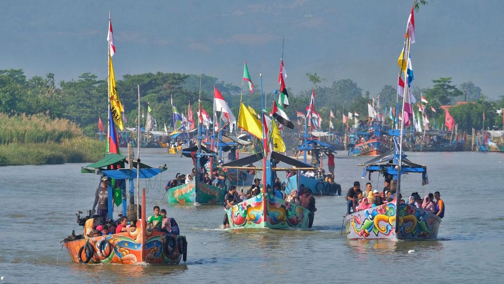 Kemeriahan Tradisi Sedekah Laut di Pantai Tawang Kemeriahan Tradisi Sedekah Laut di Pantai Tawang
