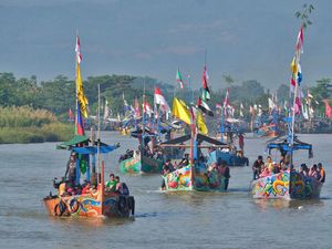 Kemeriahan Tradisi Sedekah Laut di Pantai Tawang Kemeriahan Tradisi Sedekah Laut di Pantai Tawang