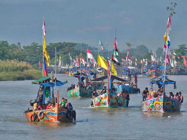 Kemeriahan Tradisi Sedekah Laut di Pantai Tawang