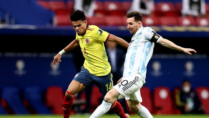 BRASILIA, BRAZIL - JULY 06: Lionel Messi of Argentina competes for the ball with Luis Diaz of Colombia during the Conmebol Copa America Brazil 2021 semi-final between Argentina and Colombia at Mane Garrincha Stadium on July 6, 2021 in Brasilia, Brazil. (Photo by MB Media/Getty Images)