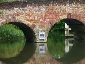 Agak Laen! Mesin ATM Ini Nempel di Tiang Jembatan Tengah Sungai
