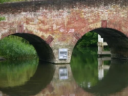 Agak Laen! Mesin ATM Ini Nempel di Tiang Jembatan Tengah Sungai