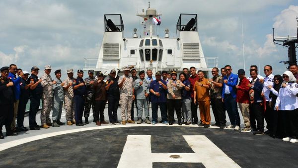 Momen Bakamla RI Jemput 16 Nelayan Indonesia Yang Ditangkap Malaysia