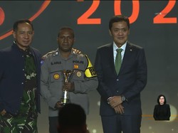 Bripka Septinus Arui Raih Hoegeng Awards 2024 Polisi Tapal Batas & Pedalaman