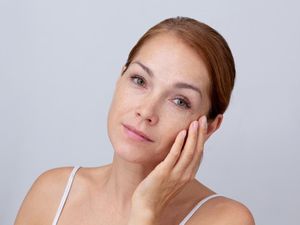 8 Cara Mengencangkan Kulit Wajah Usia 40 Tahun ke Atas, Bikin Awet Muda 8 Cara Mengencangkan Kulit Wajah Usia 40 Tahun ke Atas, Bikin Awet Muda