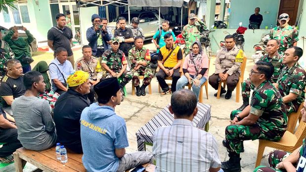 Danlanud Sultan Hasanuddin Marsma TNI Bonang Bayuaji saat melaksanakan pertemuan dengan family korban dan dihadiri oleh perwakilan Dewan Penasehat Adat Rumpundaa Inde, Saleh Rata Lemba, Sekjen Rumpun Suku Daa Inde, Sarvan, Pj. kepala Desa Kalora, Sudarto, Lurah Birobuli Selatan, Irma dan Kesbangpol Kabupaten Sigi, Hasanuddin, nan digelar di Markas Detasmen TNI AU Mutiara Palu. (Dok. Puspen TNI)