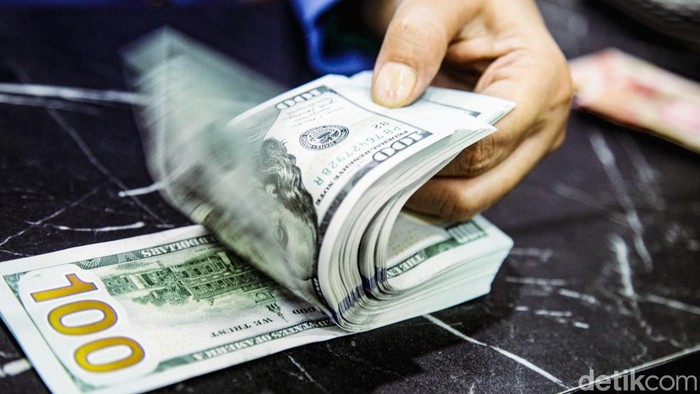 Dolar AS Masih di Atas Rp 16.100 Hari Ini Nilai tukar dolar AS kepada rupiah pagi ini bergerak di dua arah. Mata duit Paman Sam sempat naik 4 poin (0,02%) ke level Rp 16.160 dan tak usang lalu turun ke Rp 16.119.