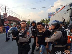 2 Pemuda Mabuk Hadang Bus Harapan Jaya Berujung Dihajar Warga Dipulangkan 2 Pemuda Mabuk Hadang Bus Harapan Jaya Berujung Dihajar Warga Dipulangkan