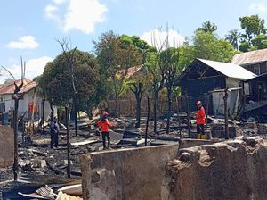6 Rumah Bantuan Nelayan di Polman Ludes Terbakar, Kerugian Rp 200 Juta 6 Rumah Bantuan Nelayan di Polman Ludes Terbakar, Kerugian Rp 200 Juta