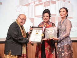 Ervinna Raih Penghargaan MURI Jadi Penyanyi Pop dengan Bahasa Terbanyak