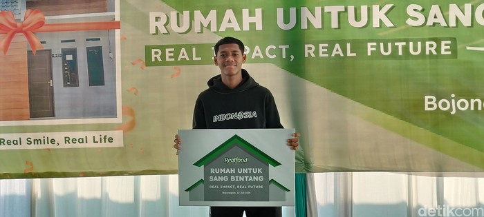 Fadly Alberto mendapat hadiah rumah dari pengusaha asal Bojonegoro atas prestasinya besama Timnas U-16