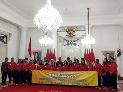 Heru Budi Lepas Pelajar SMPN 115 Jakarta Ikuti Festival Budaya ke Prancis