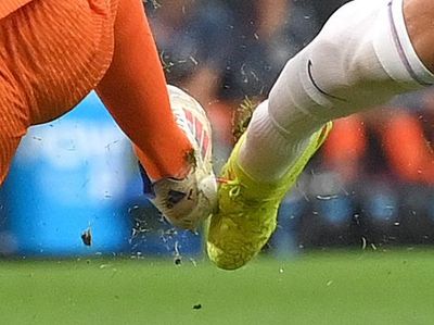 Lihat Lagi Kontroversi Kane Vs Dumfries, Kalau Di-Zoom kayak Begini