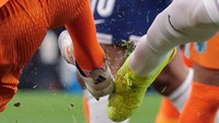 Yang menggugat keputusan wasit itu menilai bahwa Dumfries semata berniat memblok bola sampai akhirnya kena kaki Kane.. Foto: Getty Images/Soccrates Images